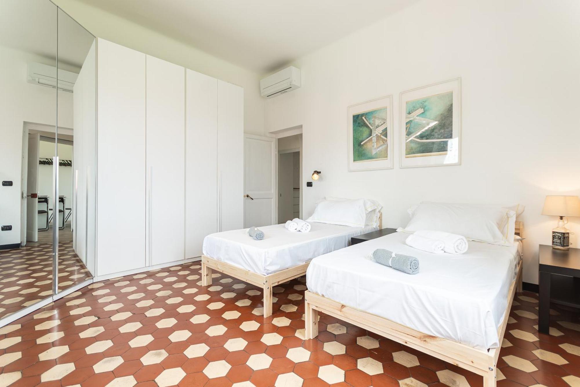 Spacious 3-Bedroom Apartment - 10 Min To City Center & 5 Min To Gaslini Hospital Genova Kültér fotó