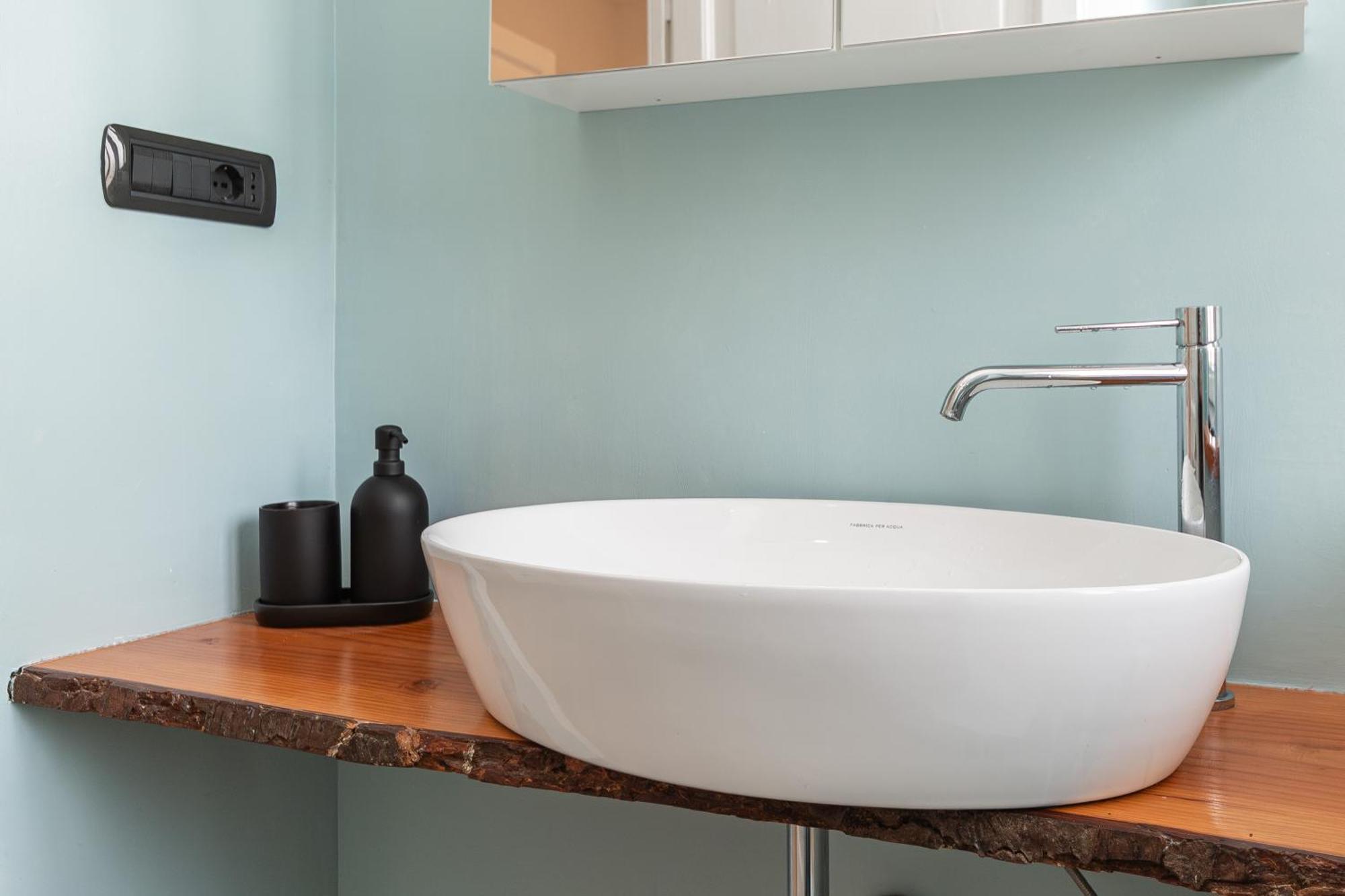 Spacious 3-Bedroom Apartment - 10 Min To City Center & 5 Min To Gaslini Hospital Genova Kültér fotó