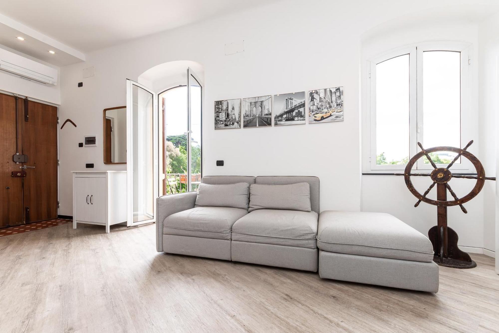 Spacious 3-Bedroom Apartment - 10 Min To City Center & 5 Min To Gaslini Hospital Genova Kültér fotó